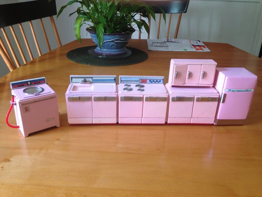 What's 'SSS international tin toy kitchen set' Worth? Picture 1