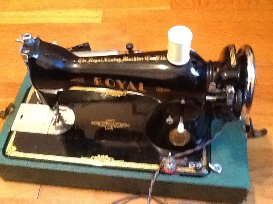 Royal Deluxe Sewing Machine Picture 3