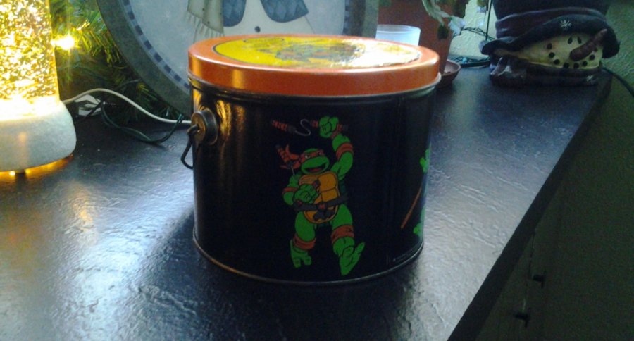 What's '1990 holiday delights peanut butter kisses teenage mutant ninja turtles tin' Worth? Picture 1