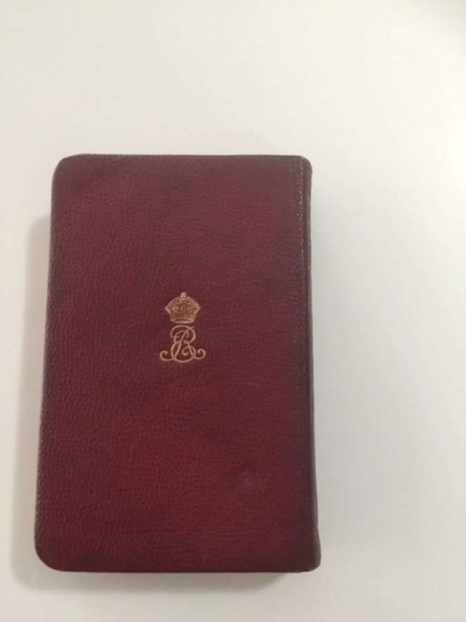 What's 'a souvenir of King Edward VII Queen Alexandra Coronation Hymn book 1902 metal cover' Worth? Picture 3