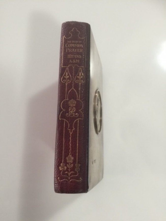 What's 'a souvenir of King Edward VII Queen Alexandra Coronation Hymn book 1902 metal cover' Worth? Picture 4