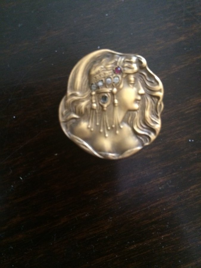 Beautiful lady pin  offer Jewelry / Jewellery