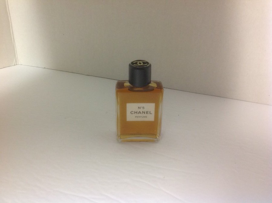 What's 'Chanel No. 5 Perfume, 1.5 ounces vintage with black screw cap' Worth? Picture