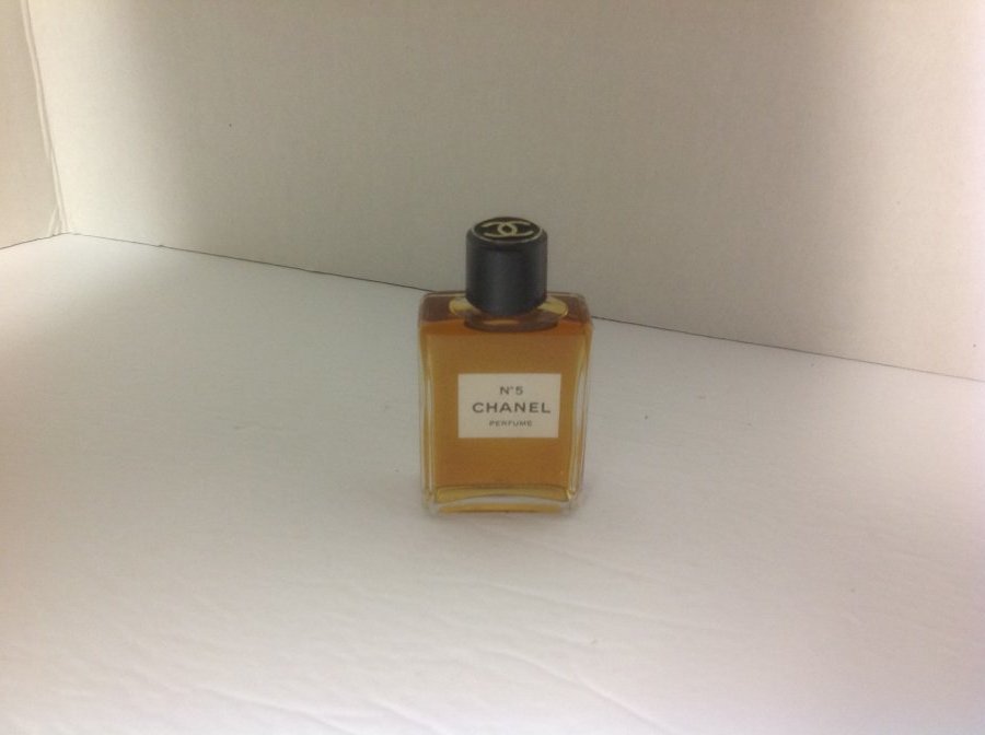 What's 'Chanel No. 5 Perfume, 1.5 ounces vintage with black screw cap' Worth? Picture