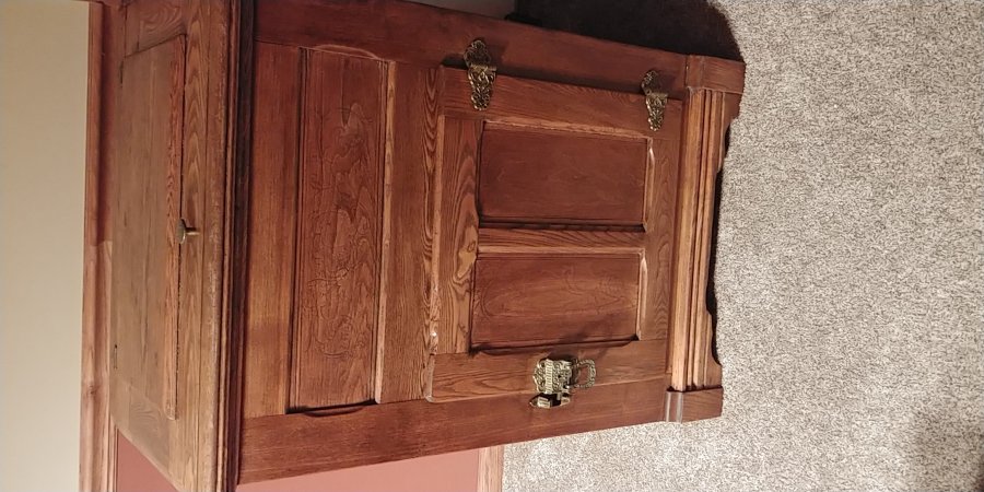 What's 'Antique Ice Box' Worth? Picture 1